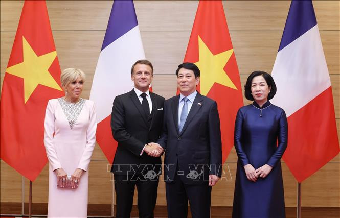 Chủ tịch nước Lương Cường và Phu nhân chủ trì tiệc chiêu đãi Tổng thống Pháp Emmanuel Macron và Phu nhân, tối 26/5. (Ảnh: Lâm Khánh/TTXVN)