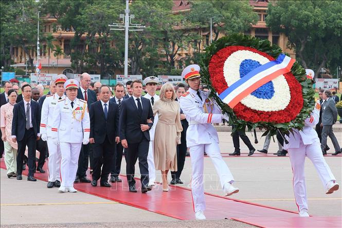 Tổng thống Pháp Emmanuel Macron và Phu nhân đến đặt vòng hoa và vào Lăng viếng Chủ tịch Hồ Chí Minh. (Ảnh: TTXVN)