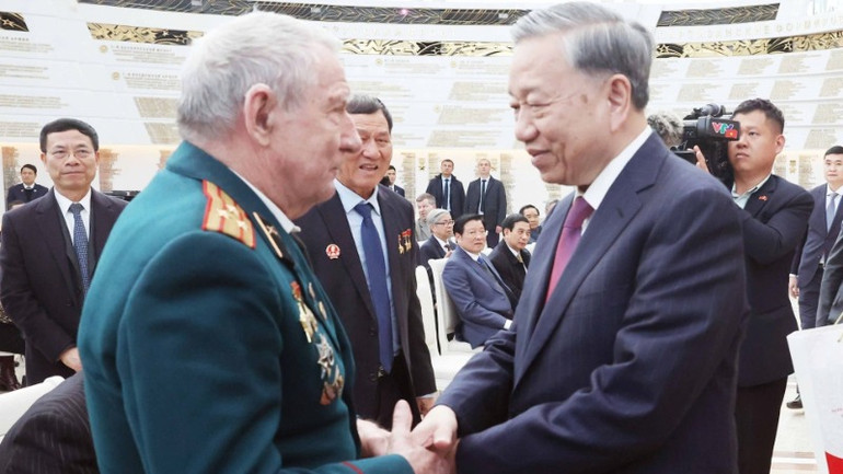 Tổng Bí thư Tô Lâm thăm hỏi, tặng quà cho cựu quân nhân Belarus từng có đóng góp nổi bật cho Việt Nam. (Ảnh: Thống Nhất/TTXVN)