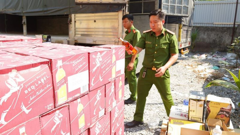 Các loại rượu ngoại không có hoá đơn chứng từ hợp pháp.