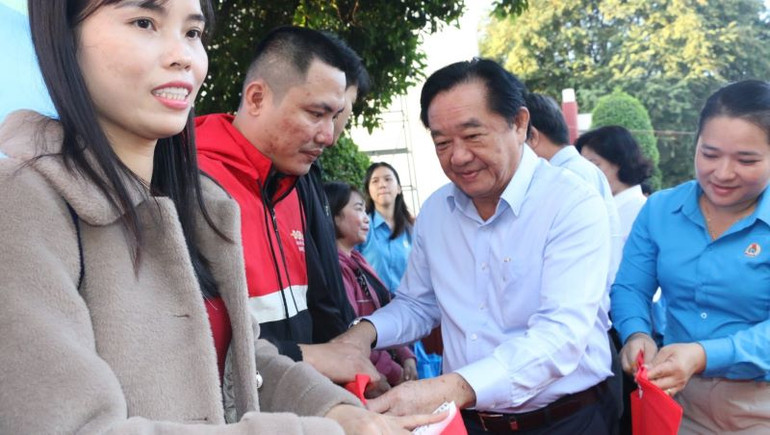 Phó Bí thư Thường trực Tỉnh ủy Bình Dương Nguyễn Hoàng Thao chúc Tết và trao tặng quà cho đoàn viên công đoàn, công nhân lao động.