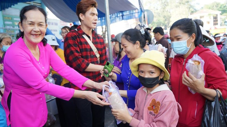 Phát bánh mì miễn phí cho khách đến lễ hội. Phát bánh mì miễn phí cho khách đến lễ hội.