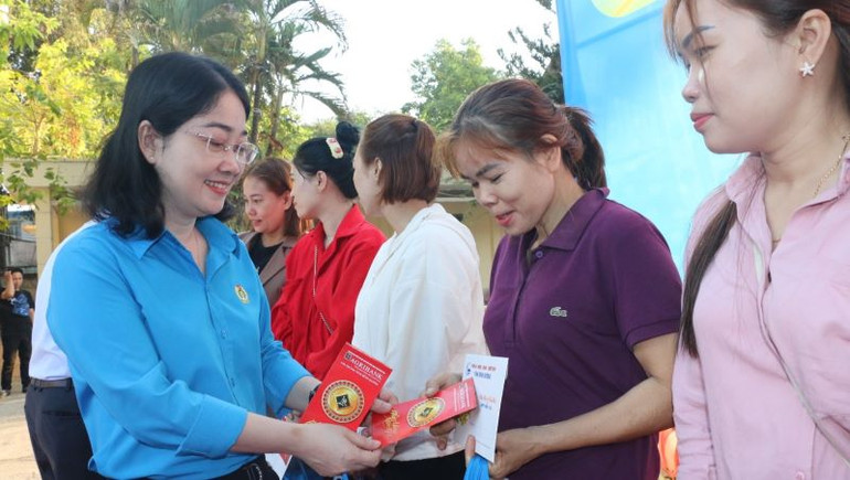 Chủ tịch Liên đoàn Lao động tỉnh Bình Dương Nguyễn Kim Loan trao tặng quà cho công nhân.