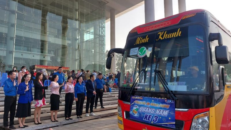 Chuyến xe năng lượng 0 đồng xuất phát đưa thanh niên công nhân về quê đón Tết.