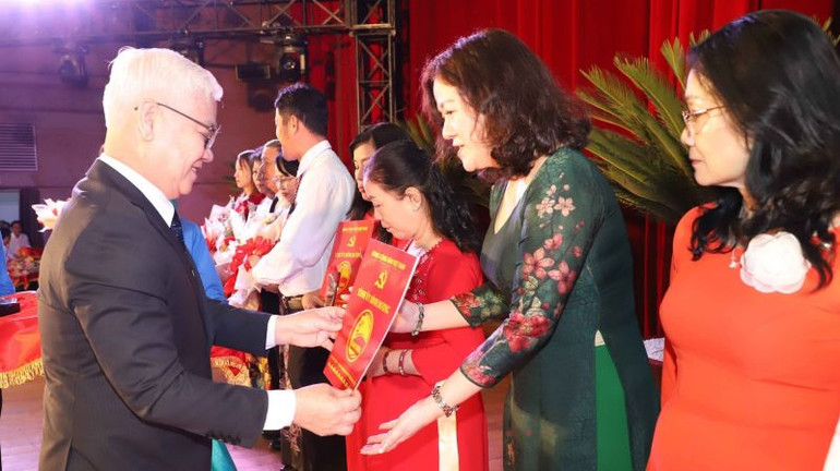 Bí thư Tỉnh ủy Bình Dương Nguyễn Văn Lợi tuyên dương và khen thưởng đảng viên tiêu biểu hoàn thành xuất sắc nhiệm vụ. Bí thư Tỉnh ủy Bình Dương Nguyễn Văn Lợi tuyên dương và khen thưởng đảng viên tiêu biểu hoàn thành xuất sắc nhiệm vụ.