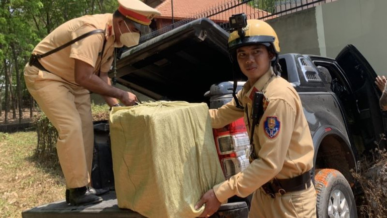 Thuốc lá điếu ngoại trên xe ô-tô do đối tượng Nguyễn Công Minh điều khiển.