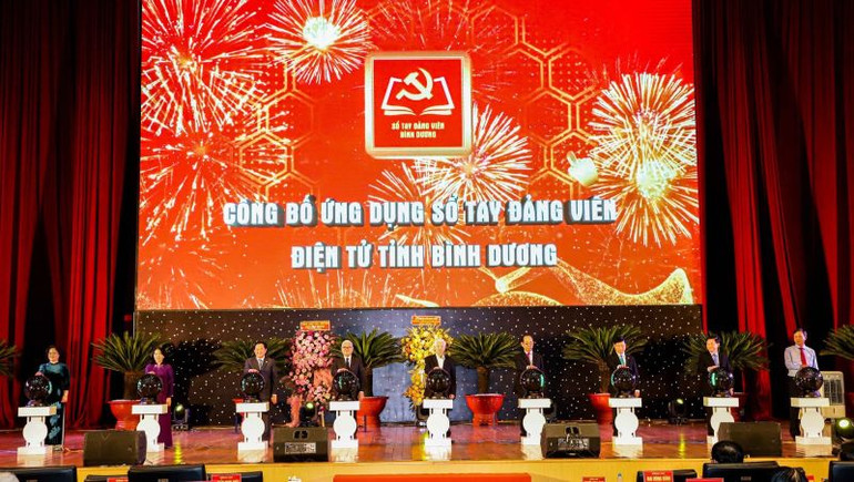 Các đại biểu thực hiện nghi thức công bố ứng dụng sổ tay đảng viên điện tử tỉnh Bình Dương. Các đại biểu thực hiện nghi thức công bố ứng dụng sổ tay đảng viên điện tử tỉnh Bình Dương.