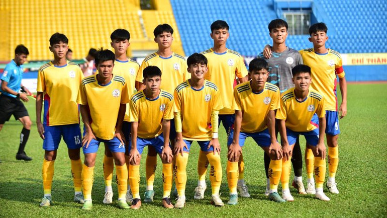 Đội U19 Đồng Tháp chụp hình lưu niệm trong trận khai mạc gặp Đội U19 Becamex Bình Dương.