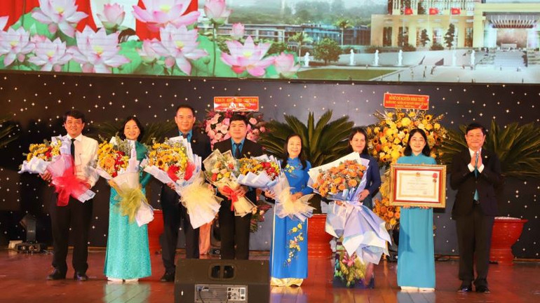 Thừa ủy nhiệm, lãnh đạo tỉnh Bình Dương trao Huân chương Lao động hạng Nhất của Chủ tịch nước trao tặng cho tập thể Liên đoàn Lao động tỉnh Bình Dương. Thừa ủy nhiệm, lãnh đạo tỉnh Bình Dương trao Huân chương Lao động hạng Nhất của Chủ tịch nước trao tặng cho tập thể Liên đoàn Lao động tỉnh Bình Dương.