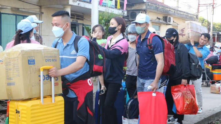 Đoàn viên công đoàn, công nhân lao động lên tàu về quê.