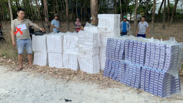 Đối tượng Nguyễn Công Minh (dấu X) và 15.000 gói thuốc lá ngoại nhập lậu.