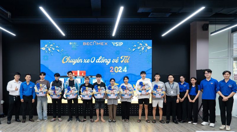 Đoàn Trường đại học quốc tế Miền Đông trao quà Tết cho sinh viên trước khi lên xe về quê. Đoàn Trường đại học quốc tế Miền Đông trao quà Tết cho sinh viên trước khi lên xe về quê.