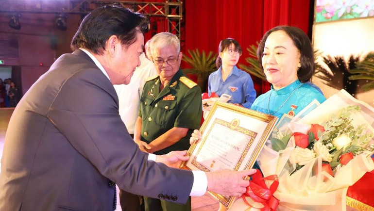 Phó Bí thư Thường trực Tỉnh ủy Bình Dương Nguyễn Hoàng Thao trao tặng Huy hiệu Đảng cho đảng viên. Phó Bí thư Thường trực Tỉnh ủy Bình Dương Nguyễn Hoàng Thao trao tặng Huy hiệu Đảng cho đảng viên.