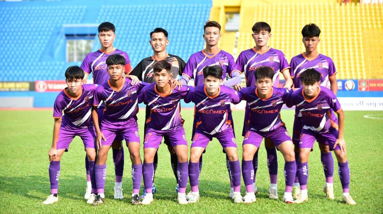 Đội U19 Becamex Bình Dương chụp hình lưu niệm trước trận khai mạc.