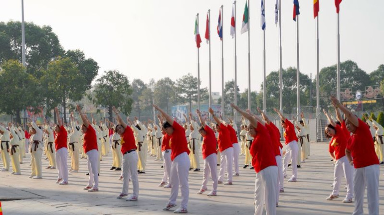 Một tiết mục thể dục dưỡng sinh tại liên hoan.