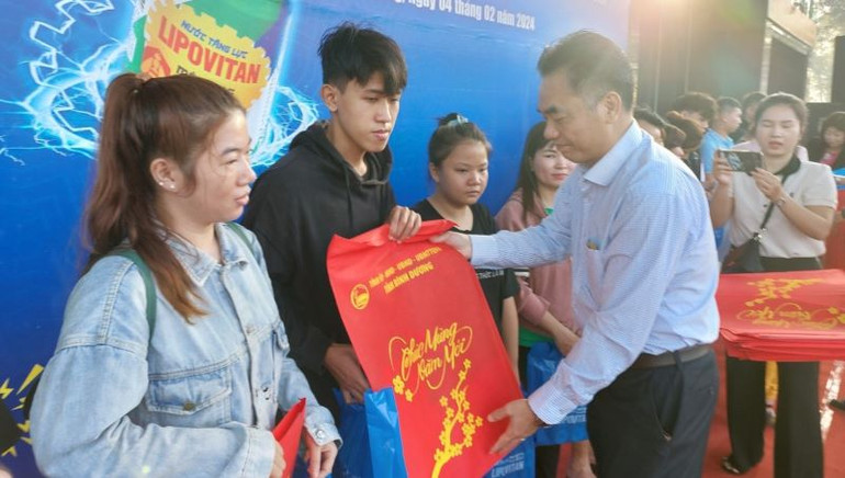 Phó Chủ tịch Ủy ban nhân dân tỉnh Bình Dương Nguyễn Lộc Hà tặng quà cho thanh niên công nhân.