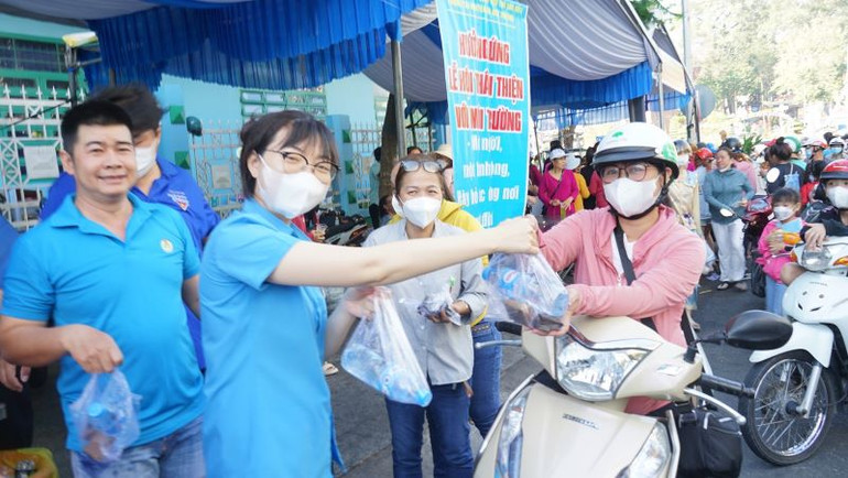 Phát nước uống và khăn lạnh miễn phí cho du khách đến lễ hội. Phát nước uống và khăn lạnh miễn phí cho du khách đến lễ hội.