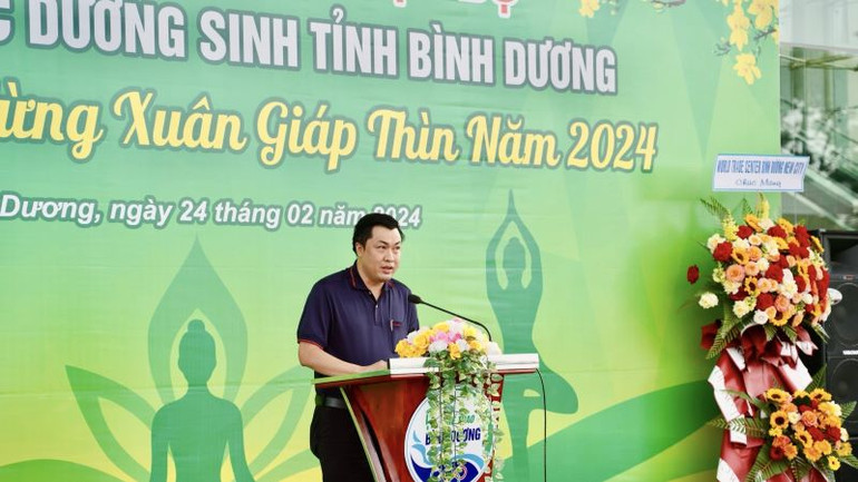 Phó Giám đốc Sở Văn hóa, Thể thao và Du lịch tỉnh Bình Dương, Trưởng Ban Tổ chức liên hoan Cao Văn Chóng phát biểu khai mạc.