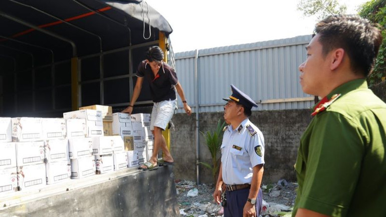 Ô-tô vận chuyển rượu ngoại không có hóa đơn chứng từ hợp pháp.
