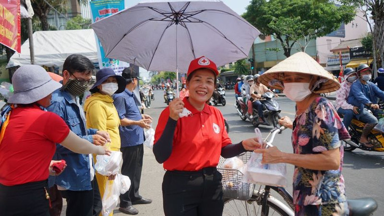 Các thành viên Hội chữ thập đỏ thành phố Thủ Dầu Một phát thức ăn miễn phí cho người dân đến lễ hội. Các thành viên Hội chữ thập đỏ thành phố Thủ Dầu Một phát thức ăn miễn phí cho người dân đến lễ hội.