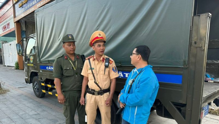 Ông Nguyễn Thanh Hòa (bên phải) gửi lời cảm ơn Tổ tuần tra Đội Cảnh sát giao thông-trật tự Công an thành phố Thủ Dầu Một, tỉnh Bình Dương. Ông Nguyễn Thanh Hòa (bên phải) gửi lời cảm ơn Tổ tuần tra Đội Cảnh sát giao thông-trật tự Công an thành phố Thủ Dầu Một, tỉnh Bình Dương.