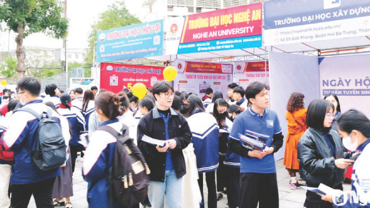 Nhiều trường đại học và cao đẳng tham gia Chương trình Tư vấn tuyển sinh, hướng nghiệp năm 2025. (Ảnh MỸ HÀ)