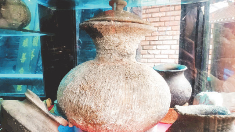 Gốm Sa Huỳnh từng nằm dưới đáy biển sâu. Gốm Sa Huỳnh từng nằm dưới đáy biển sâu.