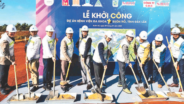 Các đại biểu động thổ xây dựng Bệnh viện đa khoa thị xã Buôn Hồ.