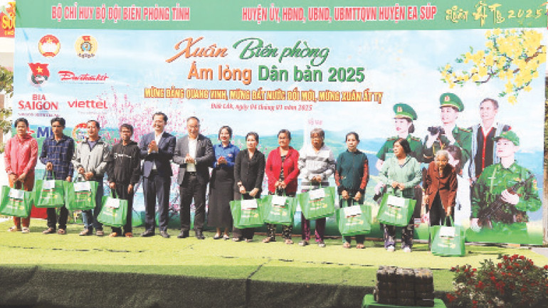 Các đơn vị trao quà Tết tặng các gia đình có hoàn cảnh khó khăn.