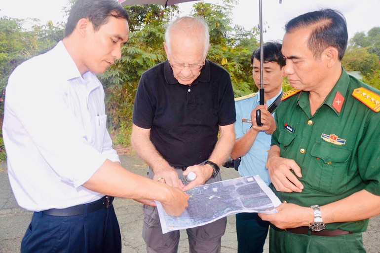 Đại tá Mai Xuân Chiến (bên phải), nguyên Phó Chính ủy Bộ Chỉ huy quân sự tỉnh Đồng Nai cùng Đại tá Martin E. Strones xác định vị trí ngôi mộ tập thể liệt sĩ tại sân bay Biên Hòa.