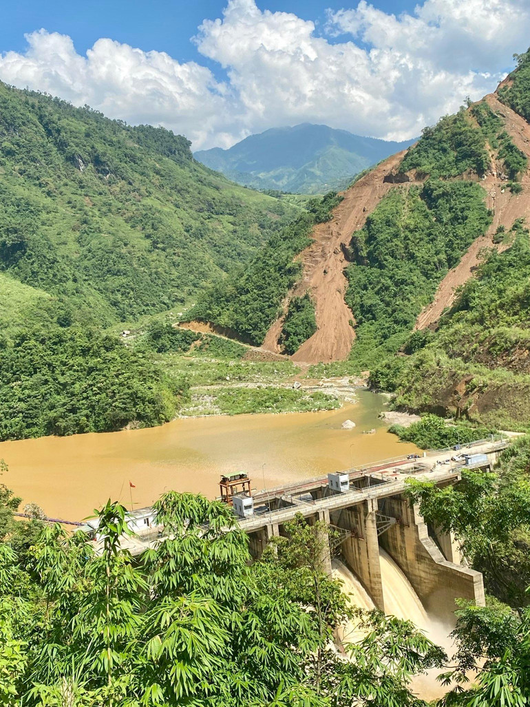 Thủy điện Văn Chấn (Yên Bái) do mưa lũ sạt lở, bị bồi lấp đất đá cho nên hạn chế khả năng tích nước. Thủy điện Văn Chấn (Yên Bái) do mưa lũ sạt lở, bị bồi lấp đất đá cho nên hạn chế khả năng tích nước.