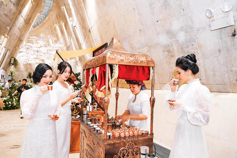 Hoa hậu Giáng My, Á hậu Trương Thị May và Họa sĩ - Nhà thiết kế Anh Thư khám phá nền văn minh cà-phê Ottoman tại hành trình “Tỉnh thức là có thể”.