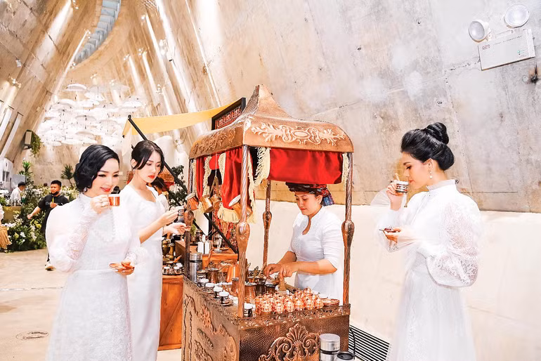 Hoa hậu Giáng My, Á hậu Trương Thị May và Họa sĩ - Nhà thiết kế Anh Thư khám phá nền văn minh cà-phê Ottoman tại hành trình “Tỉnh thức là có thể”.