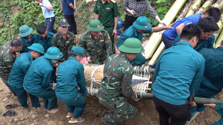 Di chuyển bom tới vị trí hủy nổ. (Ảnh: THANH SƠN)