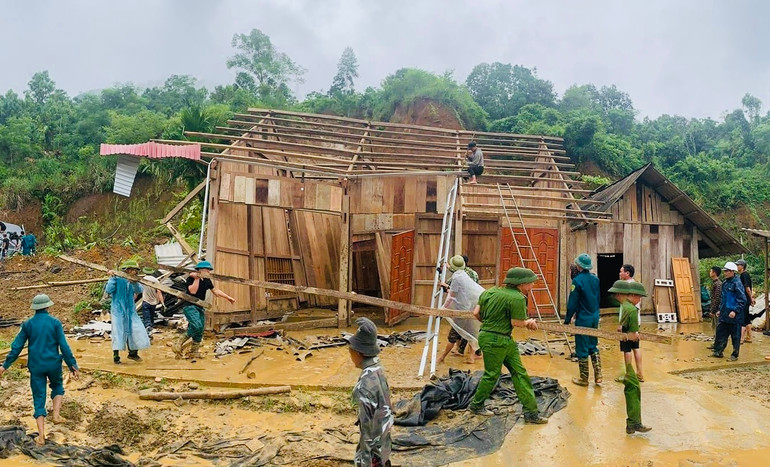 Các lực lượng giúp người dân dựng lại nhà ở bị thiệt hại do mưa bão gây ra. (Ảnh: THANH SƠN)