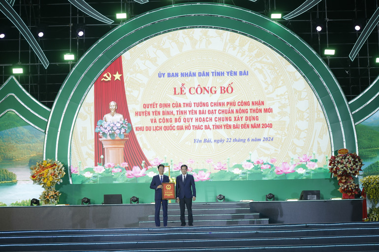 Thứ trưởng Bộ Xây dựng Bùi Xuân Dũng trao Quyết định của Thủ tướng Chính phủ phê duyệt Quy hoạch chung xây dựng Khu du lịch quốc gia hồ Thác Bà. (Ảnh: THANH SƠN)