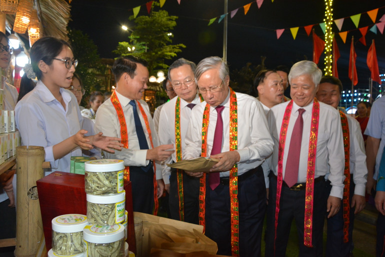 Nguyên Thường trực Ban Bí thư Trần Quốc Vượng và các đại biểu tham quan sản phẩm OCOP của huyện Yên Bình. (Ảnh: THANH SƠN)
