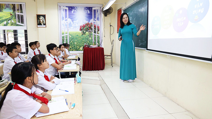 Giờ lên lớp của giáo viên THCS. Ảnh: TTXVN