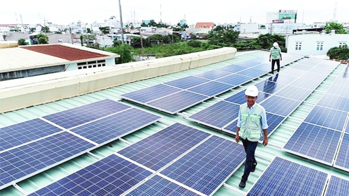 Hệ thống điện mặt trời mái nhà được lắp trên nóc một trụ sở doanh nghiệp tại TP Hồ Chí Minh. Ảnh: EVNHCM