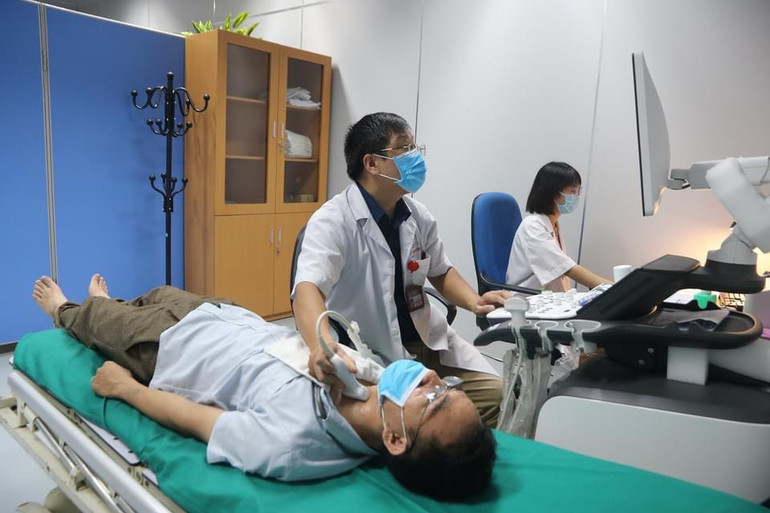 Khám cho bệnh nhân mắc sốt xuất huyết tại Khoa Bệnh nhiệt đới, Bệnh viện E.