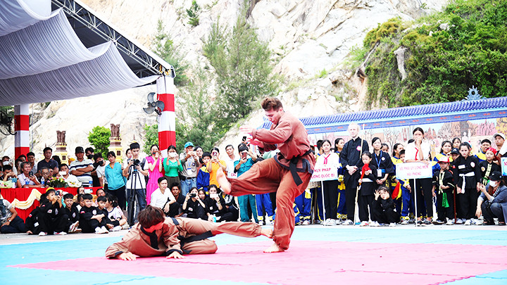 Môn sinh nước ngoài trình diễn giao lưu võ thuật tại Liên hoan. Môn sinh nước ngoài trình diễn giao lưu võ thuật tại Liên hoan.