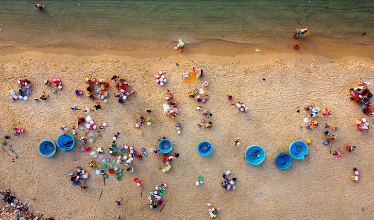 Chợ làng biển nhìn từ trên cao.