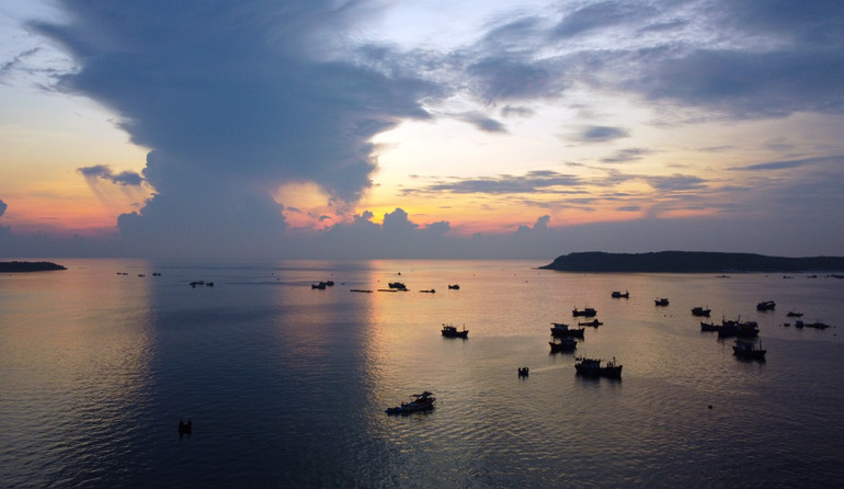 Tàu cá trở về lúc bình minh.