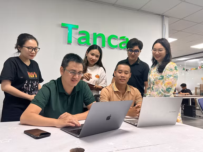 Trong khó khăn chung của thị trường, đội ngũ nhân sự vẫn có những cơ hội việc làm tốt hơn cho bản thân. Ảnh: Đội ngũ nhân sự của ứng dụng Tanca.io