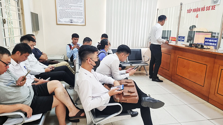 Người dân chờ làm thủ tục đăng ký xe máy tại cơ quan công an ngày 16/8. Ảnh: PHẠM ĐẮC Người dân chờ làm thủ tục đăng ký xe máy tại cơ quan công an ngày 16/8. Ảnh: PHẠM ĐẮC