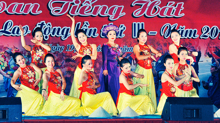 Tiết mục văn nghệ trong liên hoan tiếng hát công nhân lao động. Ảnh: BẮC SƠN