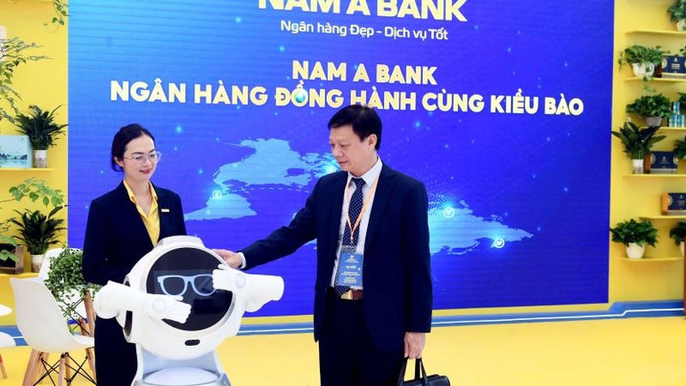 Khách tham quan, trải nghiệm sản phẩm dịch vụ Nam A Bank tại sự kiện.