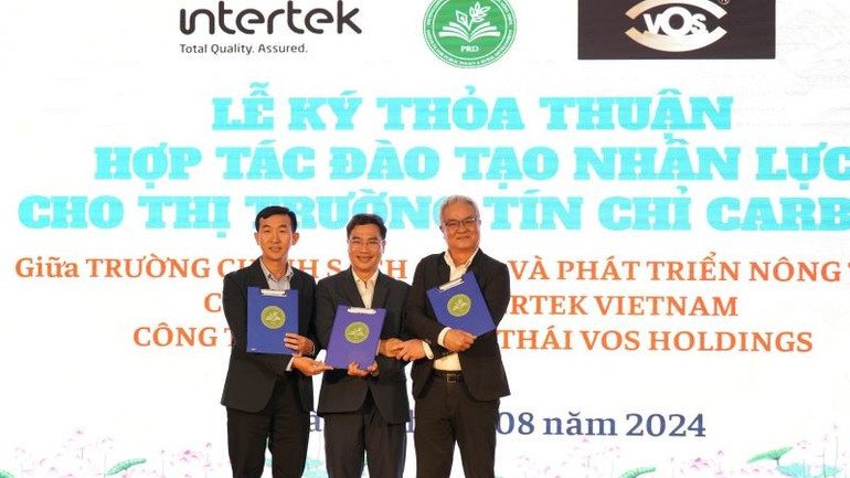 Lễ ký kết và trao thỏa thuận hợp tác đào tạo nhân lực cho thị trường tín chỉ carbon.