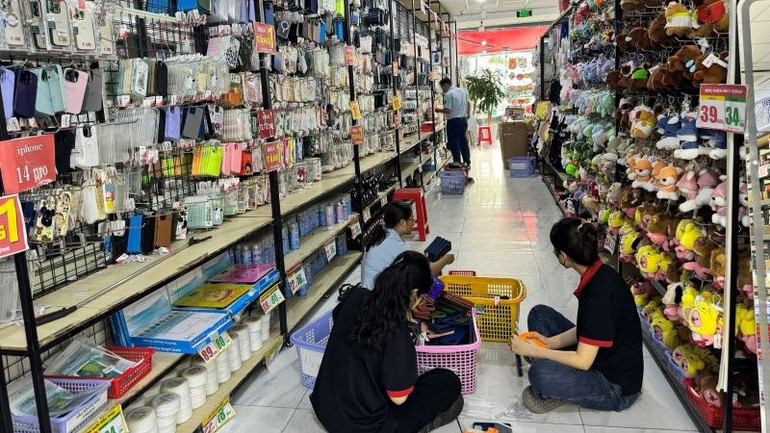 Kiểm đếm hàng hóa có dấu hiệu vi phạm giả nhãn hiệu nước ngoài. (Ảnh: Cục Quản lý Thị trường Thành phố Hồ Chí Minh)