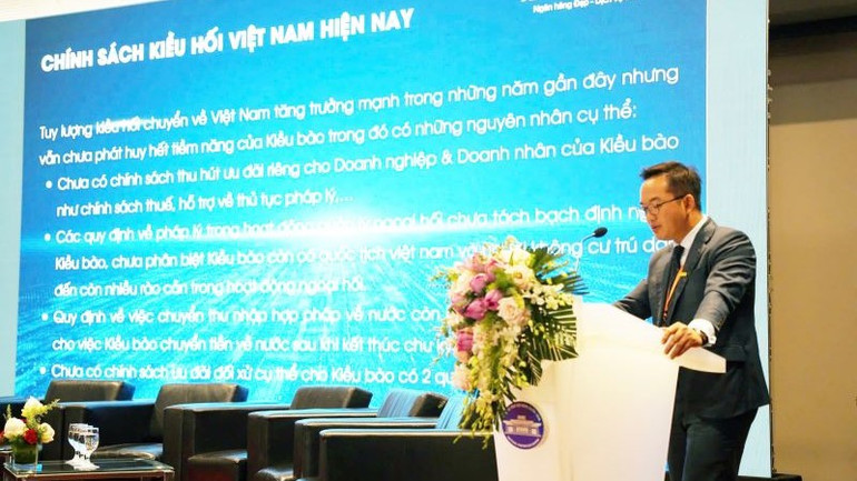 Ông Võ Hoàng Hải, Phó Tổng Giám đốc Nam A Bank trình bày tham luận tại hội nghị.